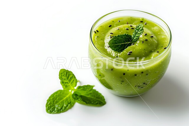 عصائر طبيعية باردة لذيذة، مشروبات فواكه موسمية منعشة، ثمار ومحاصيل زراعية وطنية محلية سعودية، كأس من عصير فاكهه الأفوكادو الشهية، مشاريب صحية ومفيدة ومغذية، خلفية بيضاء