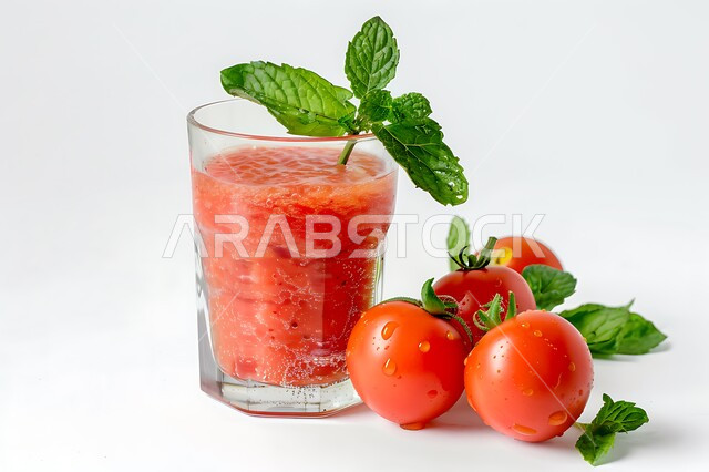 مشاريب طبيعية باردة شهية، محاصيل زراعية وثمار وطنية محلية سعودية، مشروبات فواكه موسمية منعشة، كأس من عصير الطماطم اللذيذة، عصائر صحية ومفيدة ومغذية، خلفية بيضاء