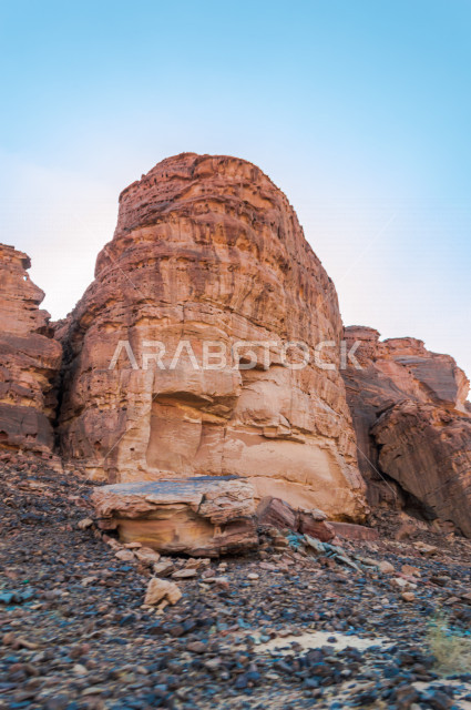 التكوين الصخري الطبيعي الجميل في العلا بالمملكة العربية السعودية