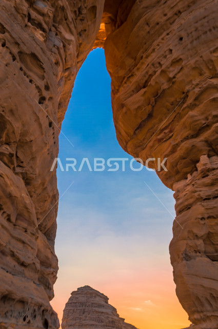 التكوين الصخري الطبيعي الجميل في العلا بالمملكة العربية السعودية وقت شروق الشمس ، جمال الطبيعة الخلابة