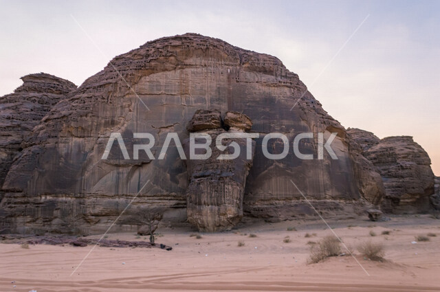 التكوين الصخري الطبيعي الجميل في العلا بالمملكة العربية السعودية ، جمال الطبيعة الخلابة