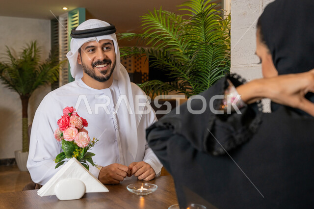 الاحتفال بمناسبة ذكرى الزواج, جلسات فريدة و مميزة, مفهوم الالفة و المحبة, الاستمتاع بالأوقات الممتعة العائلية, زوجان عربيان خليجيان إماراتيان يقضيان أجواء رومنسية و رائعة في المطعم، مطاعم وكافيهات في الإمارات