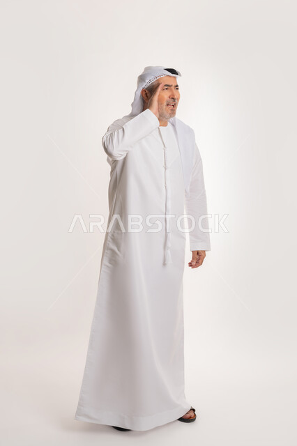 Calling out loud, portrait of an elderly Arab Gulf Emirati man wearing ...
