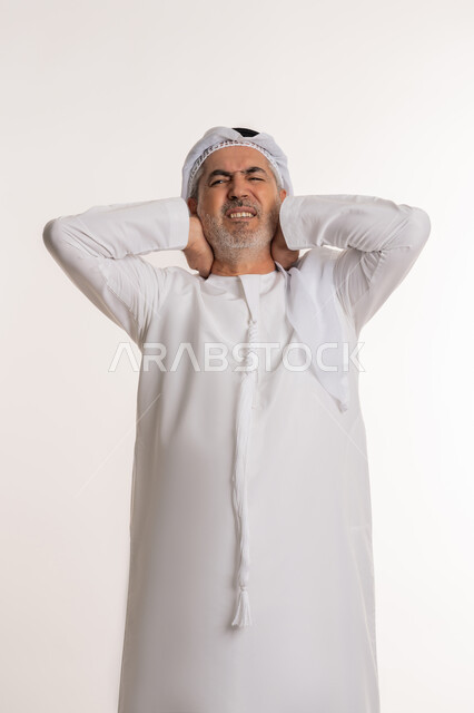 التهاب العضلات والمفاصل، إيماءات الألم في الرقبة، الإحساس بالتعب والإرهاق, بورتريه لرجل مسن عربي اماراتي خليجي يرتدي الكندورة و الغترة يضع يده على رقبته بتعابير الوجع، الحاجه لوضع خطة علاجية, طلب المساعده للذهاب الى المستشفى، خلفية بيضاء