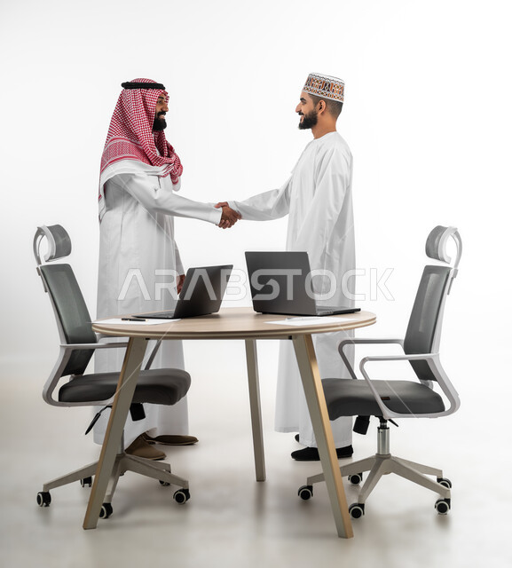 حركة يدين تدل على السلام وإلقاء التحية، المقابلة بهدف العمل، بورتريه لشابان عربيان أحدهما سعودي والآخر عماني يتقابلان بتعابير الفرح والسرور، اللطف والرقي في التعامل بين الشعوب العربية، خلفية بيضاء