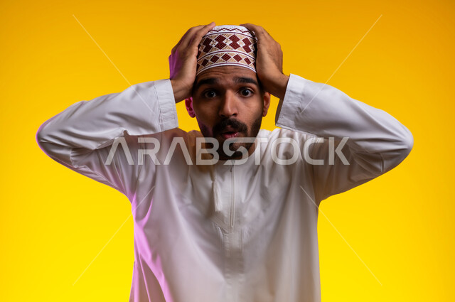 تعابير وجه تدل على حدوث مصيبة ما، بورتريه لرجل عربي خليجي عماني يرتدي الدشداشة والكمه يضع يده على رأسه تظهر عليه علامات الحيرة والوقوع في مشكلة، عدم القدرة على مسك زمام الأمور وفقدان السيطرة، خلفية برتقاليه