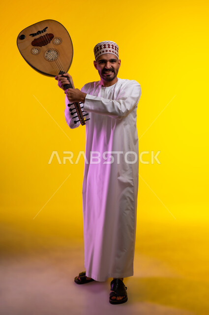 ممارسة هواية العزف على آلالات الموسيقيه، مواهب عربيه وامسيات ثقافيه، بورتريه لرجل عربي خليجي عماني يرتدي الدشداشه والكمه يحمل بيده آلة العود الوتريه يشير بها الى الاعلى، برامج وفنون موسيقية، فن ومسرح ، أنشطه ترفيهيه، خلفيه برتقاليه