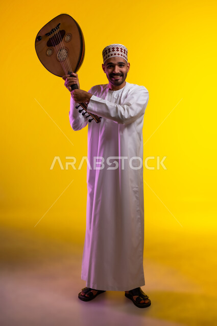 ممارسة هواية العزف على آلالات الموسيقيه، مواهب عربيه وامسيات ثقافيه، بورتريه لرجل عربي خليجي عماني يرتدي الدشداشه والكمه يحمل بيده آلة العود الوتريه يشير بها الى الاعلى، برامج وفنون موسيقية، فن ومسرح ، أنشطه ترفيهيه، خلفيه برتقاليه