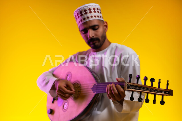 ممارسة هواية العزف على آلالات الموسيقيه، مواهب عربيه وامسيات ثقافيه، بورتريه لرجل عربي خليجي عماني يرتدي الدشداشه والكمه يعزف على آلة العود الوتريه ويقوم بتقديم البرامج الغنائيه، برامج وفنون موسيقية، فن ومسرح ، أنشطه ترفيهيه، خلفيه برتقاليه