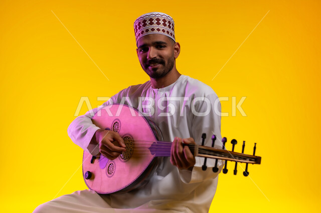 ممارسة هواية العزف على آلالات الموسيقيه، مواهب عربيه وامسيات ثقافيه، بورتريه لرجل عربي خليجي عماني يرتدي الدشداشه والكمه يعزف على آلة العود الوتريه ويقوم بتقديم البرامج الغنائيه، برامج وفنون موسيقية، فن ومسرح ، أنشطه ترفيهيه، خلفيه برتقاليه