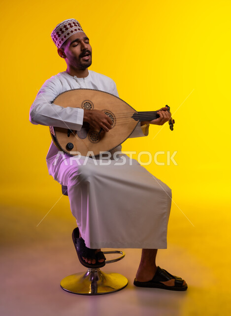 ممارسة هواية العزف على آلالات الموسيقيه، مواهب عربيه وامسيات ثقافيه، بورتريه لرجل عربي خليجي عماني يرتدي الدشداشه والكمه يعزف على آلة العود الوتريه ويقوم بتقديم البرامج الغنائيه، برامج وفنون موسيقية، فن ومسرح ، أنشطه ترفيهيه، خلفيه برتقاليه