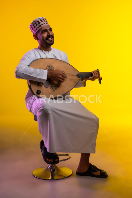ممارسة هواية العزف على آلالات الموسيقيه، مواهب عربيه وامسيات ثقافيه، بورتريه لرجل عربي خليجي عماني يرتدي الدشداشه والكمه يعزف على آلة العود الوتريه ويقوم بتقديم البرامج الغنائيه، برامج وفنون موسيقية، فن ومسرح ، أنشطه ترفيهيه، خلفيه برتقاليه