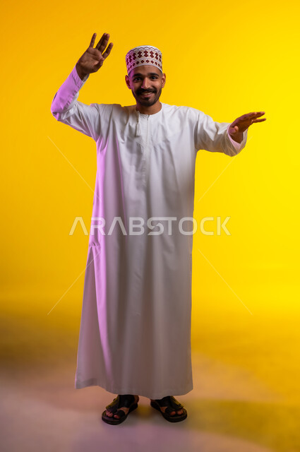 ايماءات الطرب والغناء، الترنم على ألحان الأغاني، بورتريه لرجل عربي خليجي عماني يرتدي الدشداشة والكمه تظهر عليه علامات الفرح والسرور، التبسم والدخول في جو الموسيقى والاشاره بكلتا يديه بايماءات الرقص والسرور، خلفية برتقاليه