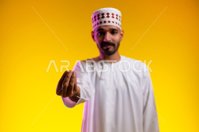 حركة يد تعني خفض الصوت والهدوء، ايماءات وجه ويدين تدل على محاولة تهدئة نقاش حاد، بورتريه لرجل عربي خليجي عماني يرتدي الدشداشة والكمه تظهر عليه علامات الانزعاج وعدم الراحة، طريقة الطلب بأدب واحترام، خلفية برتقاليه