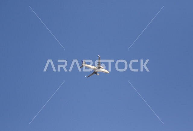 طائرة ركاب مسافرين تحلق في السماء الزرقاء ، الطيران الجوي ، السفر و التنقل 