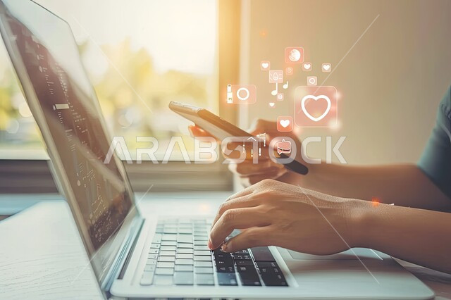 استخدام الهاتف المحمول، التطور الالكتروني والنمو التكنولوجي، صورة مقربة لايدي رجل يقوم بإنجاز الاعمال والمهام على جهاز اللابتوب، مفهوم البرمجة الحاسوبية، رموز رقمية هولوجرامية لأيقونات الكمبيوتر وشبكات الإنترنت