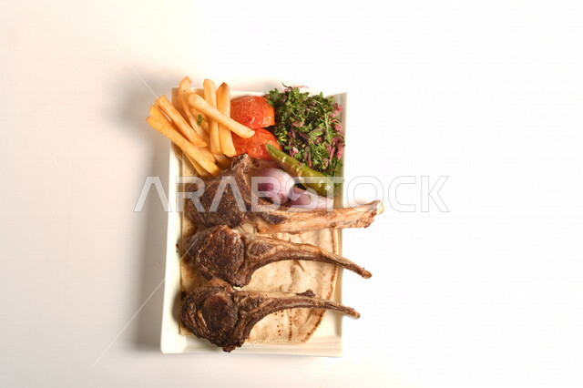 طبق من المشاوي اللذيذة والشهية ، مأكولات عربية ، المطبخ العربي ، وصفات طعام