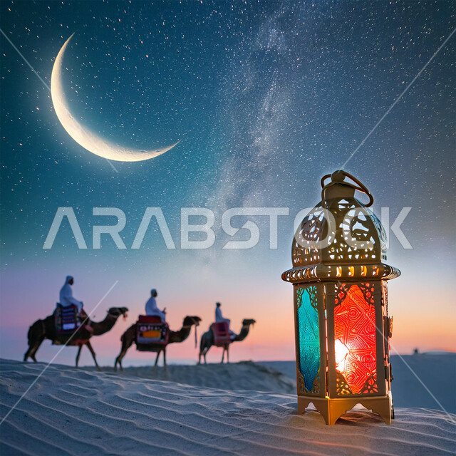 فانوس معدني مزخرف مضيء على الرمال في وقت الليل, ديكورات تقليدية للاحتفال بالمناسبات الدينية الإسلامية, خلفية بالهلال المنير في السماء المظلمة, قافلة من الجمال تسير في الصحراء، قوالب للتهنئة بالسنة الهجرية الجديدة, أجواء روحانية إسلامية