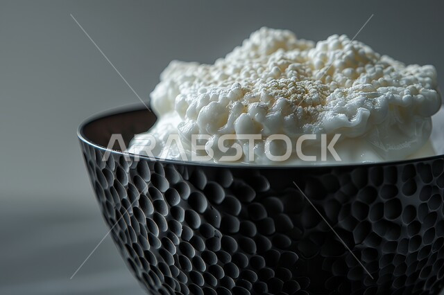 تحلية باردة لذيذة، حلويات شرقية شهية، سكريات و أطعمة ذات سعرات حرارية عالية، طبق من الحلوى بنكهة الفانيلا مزين بطبقة من الكريما القشدية الغنية