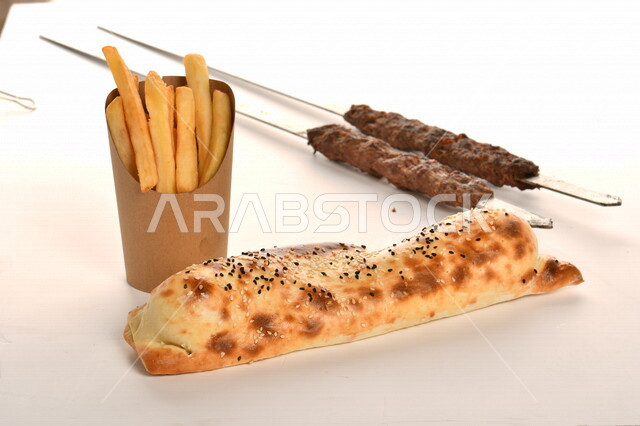 وجبة طعام لذيذة غنية بالبروتينات الشهية ، مأكولات عربية ، المطبخ العربي ، وصفات طعام