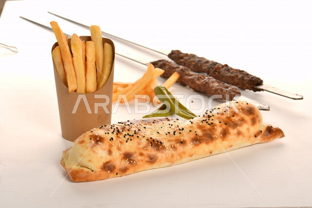 وجبة طعام لذيذة غنية بالبروتينات الشهية ، مأكولات عربية ، المطبخ العربي ، وصفات طعام