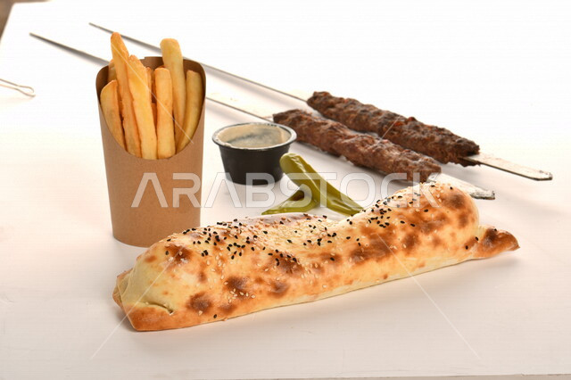 وجبة طعام لذيذة غنية بالبروتينات الشهية ، مأكولات عربية ، المطبخ العربي ، وصفات طعام