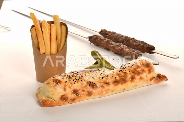 وجبة طعام لذيذة غنية بالبروتينات الشهية ، مأكولات عربية ، المطبخ العربي ، وصفات طعام