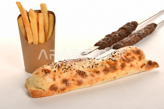 وجبة طعام لذيذة غنية بالبروتينات الشهية ، مأكولات عربية ، المطبخ العربي ، وصفات طعام