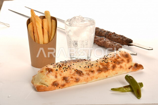 وجبة طعام لذيذة غنية بالبروتينات الشهية ، مأكولات عربية ، المطبخ العربي ، وصفات طعام