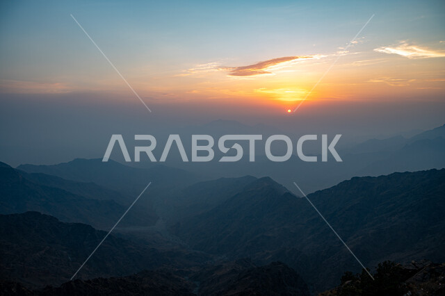 المرتفعات والقمم والتكوينات والتشكيلات الصخرية، الأجواء الضبابية على جبال الهدا في مدينة الطائف وقت غروب الشمس، الطبيعة الجبلية في المملكة العربية السعودية، الأماكن والمعالم السياحية المشهورة