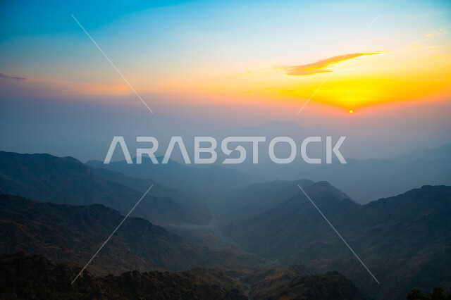 القمم والمرتفعات والتكوينات والتشكيلات الصخرية، الأجواء الضبابية على جبال الهدا في مدينة الطائف وقت غروب الشمس، الطبيعة الجبلية في المملكة العربية السعودية، الأماكن والمعالم السياحية المشهورة