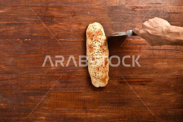 ساندويش فلافل لذيذ محشي داخل عجينة مخبوزة بمهارة ، طريقة تحضير الطعام ، مأكولات عربية شامية