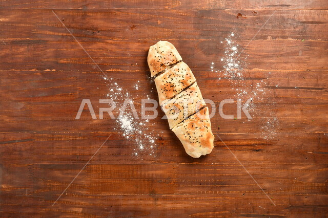 ساندويش فلافل لذيذ محشي داخل عجينة مخبوزة بمهارة ، طريقة تحضير الطعام ، مأكولات عربية شامية