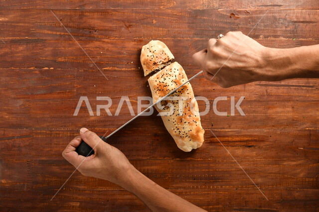 ساندويش فلافل لذيذ محشي داخل عجينة مخبوزة بمهارة ، طريقة تحضير الطعام ، مأكولات عربية شامية