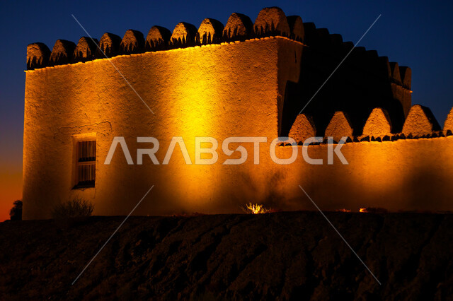  استخدام الطوب والطين في بناء المنشآت في الليل، أماكن ومعالم اسلامية دينية مشهورة، مسجد سوق القطارة القديم في الإمارات العربية المتحدة، الفن الهندسي المعماري على الطراز الشعبي القديم