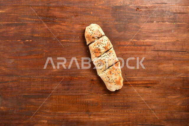 ساندويش فلافل لذيذ محشي داخل عجينة مخبوزة بمهارة ، طريقة تحضير الطعام ، مأكولات عربية شامية