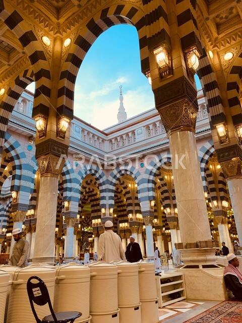 الحرم النبوي في المدينه المنوره, العبادة والتقرب الى الله، أماكن ومعالم دينية مقدسة في السعودية، الأسقف المتحركة لساحات المسجد النبوي الشريف في النهار، الأقواس والأعمدة بديكورات وتصاميم داخلية على الطراز الاسلامي