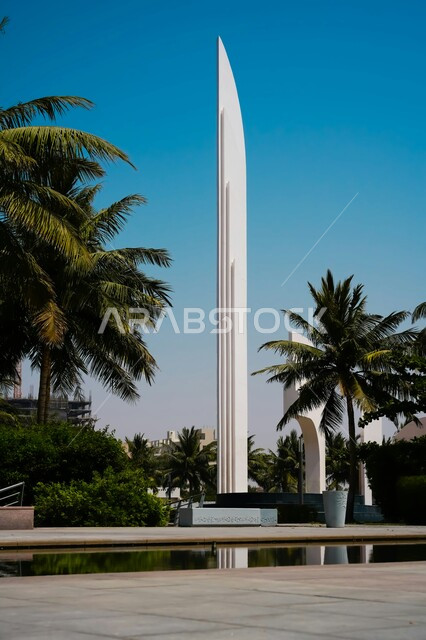 الاهتمام بزراعة الأشجار والنباتات الخضراء في المدن الساحلية، صورة مقربة لميدان النورس في كورنيش مدينة جدة في النهار، المعالم السياحية المشهورة على الواجهه البحرية للمملكة العربية السعودية