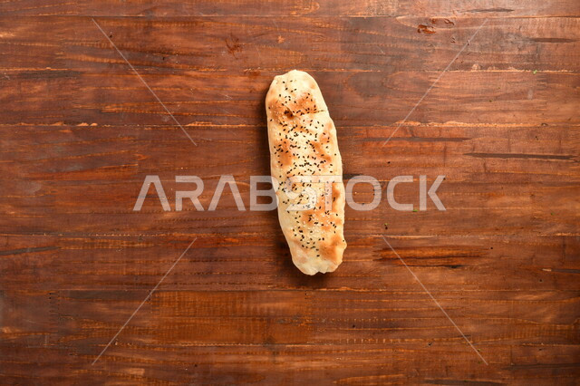 ساندويش فلافل لذيذ محشي داخل عجينة مخبوزة بمهارة ، طريقة تحضير الطعام ، مأكولات عربية شامية