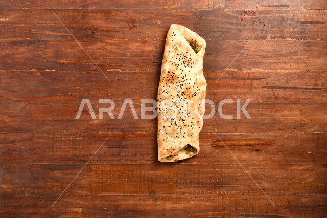 ساندويش فلافل لذيذ محشي داخل عجينة مخبوزة بمهارة ، طريقة تحضير الطعام ، مأكولات عربية شامية