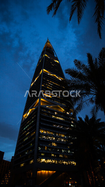 برج الفيصلية المضاء في مدينة الرياض في الليل، معالم ومباني مشهورة في العاصمة، الفن الهندسي المعماري للأبراج وناطحات السحاب في المملكة العربية السعودية، النمو والتطور العمراني