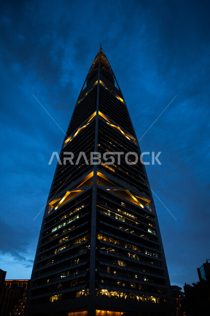  النمو والتطور العمراني، برج الفيصلية المضاء في مدينة الرياض في الليل، معالم ومباني مشهورة في العاصمة، الفن الهندسي المعماري للأبراج وناطحات السحاب في المملكة العربية السعودية