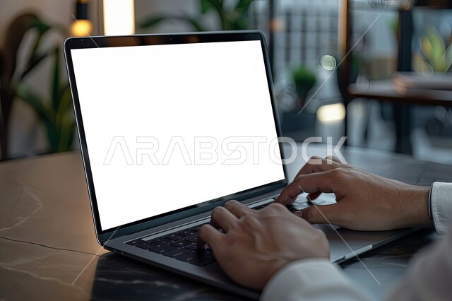 امتلاك مهارة الكتابة السريعة على الكيبورد، صورة مقربة لأيدي رجل عربي خليجي سعودي يقوم بالعمل على الحاسب المحمول،  مهام وظائف إدارية مكتبية، إدخال البيانات والكتابة من خلال لوحة المفاتيح، دمج العمل مع التقنية والتكنولوجيا