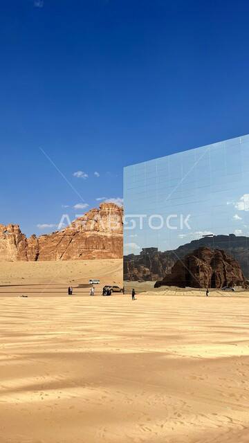  انعكاس القمم والمرتفعات الجبلية على مسرح المرايا في محافظة العلا بالمملكة العربية السعودية، الفن الهندسي المعماري، معالم اثرية تاريخية قديمة، السياحة في السعودية، التكوينات الصخرية في المناطق الصحراوية