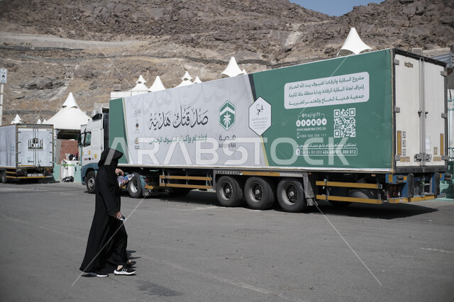 سيارات لنفل المياه في مشعر منى، توفير الخدمات لتسهيل اداء مناسك الحج والعمرة، اماكن دينية اسلامية مقدسة في المملكة العربية السعودية ، شاحنة كبيرة مكتوب عليها عبارة سقيا حاج، مشروع لتوزيع المياه على الحجاج من مؤسسة كدانة