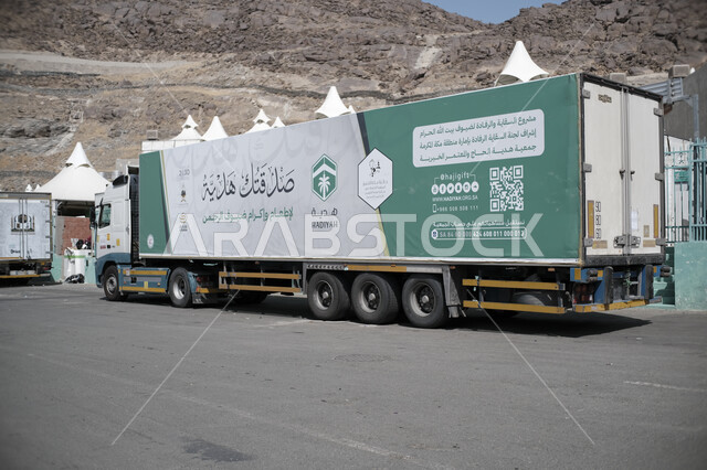 توفير الخدمات لتسهيل اداء مناسك الحج والعمرة، اماكن دينية اسلامية مقدسة في المملكة العربية السعودية ، سيارات لنفل المياه في مشعر منى، شاحنة كبيرة مكتوب عليها عبارة سقيا حاج، مشروع لتوزيع المياه على الحجاج من مؤسسة كدانة