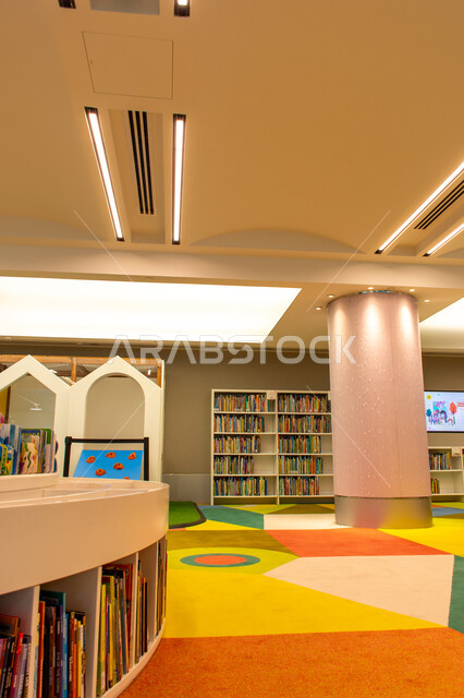 أماكن القراءة والثقافة، جناح الطفل بمكتبة محمد بن راشد في مدينة دبي، الكتب والقصص والروايات الطفولية الملونة داخل المكتبات الخشبية، صرح معرفي حضاري، معالم سياحية مشهورة في الامارات العربية المتحدة، فعاليات ومعارض متميزة