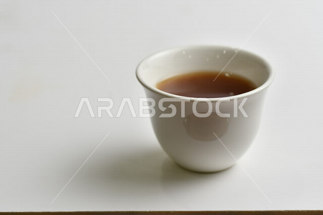 فنجان قهوة عربية ، اعداد القهوه العربية ، مشروب ساخن  ، القهوه العربية