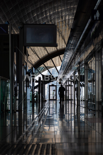 مسافر في محطة الخور الخاصة بمترو دبي، توفير التسهيلات والخدمات للمغادرين والقادمين إلى الإمارات العربية المتحدة، لافتات ولوحات إرشادية، مفهوم المواصلات العامة، محطة وصول المسافرين