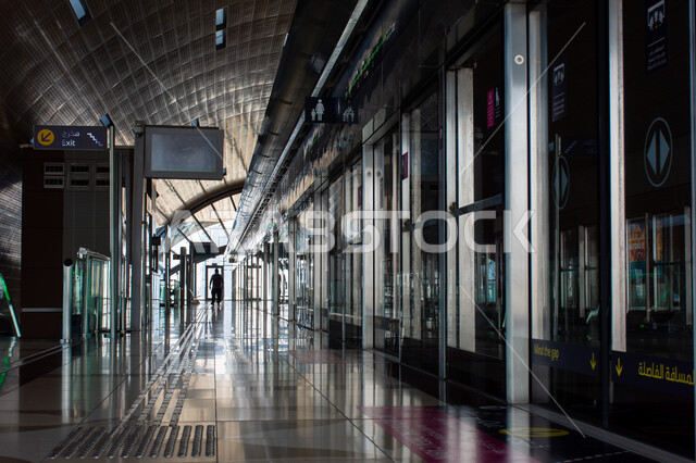 مسافر في محطة الخور الخاصة بمترو دبي، توفير التسهيلات والخدمات للمغادرين والقادمين إلى الإمارات العربية المتحدة، لافتات ولوحات إرشادية، مفهوم المواصلات العامة، محطة وصول المسافرين